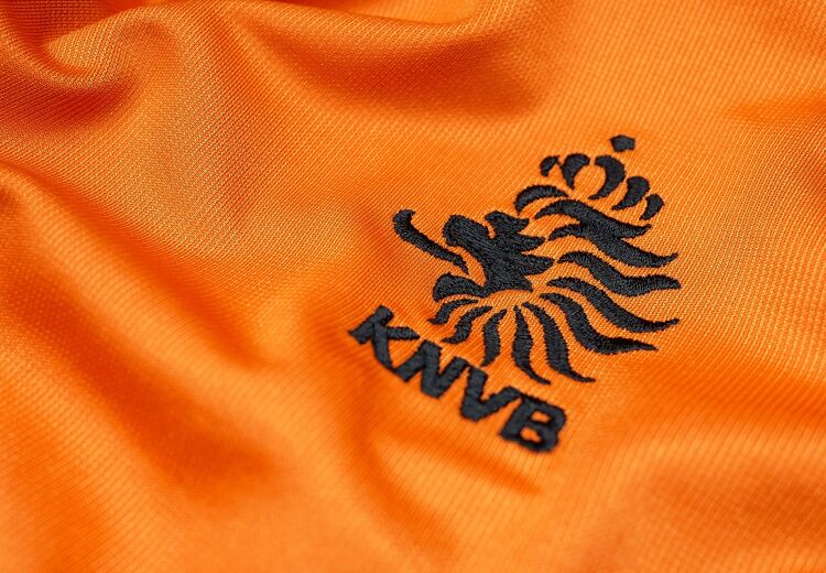 Het logo van de Koninklijke Nederlandse Voetbalbond